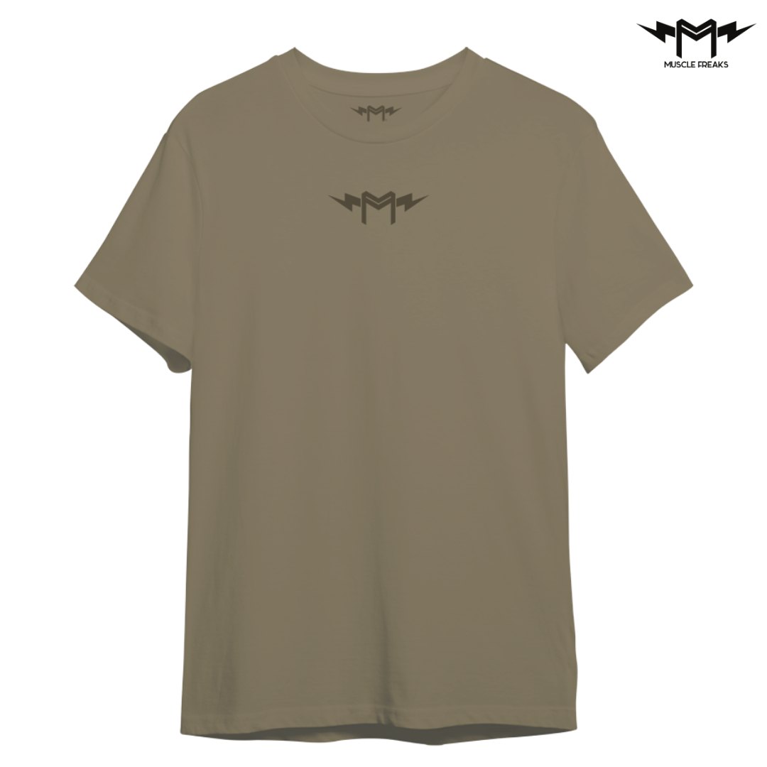 PLAYERA MUSCLE FREAKS BASIC MARRÓN