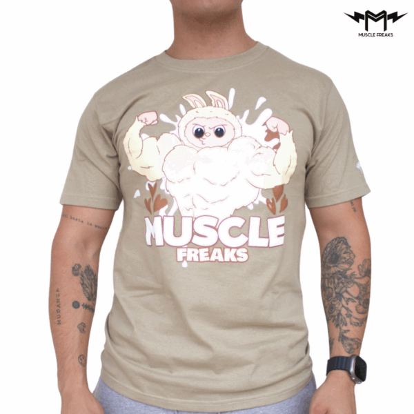 PLAYERA MUSCLE FREAKS LABUBU MONSTER BEIGE