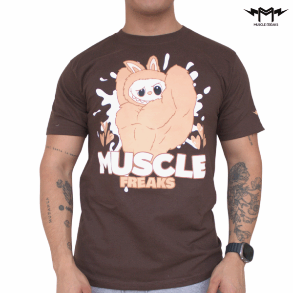 PLAYERA MUSCLE FREAKS LABUBU MONSTER COFFEE