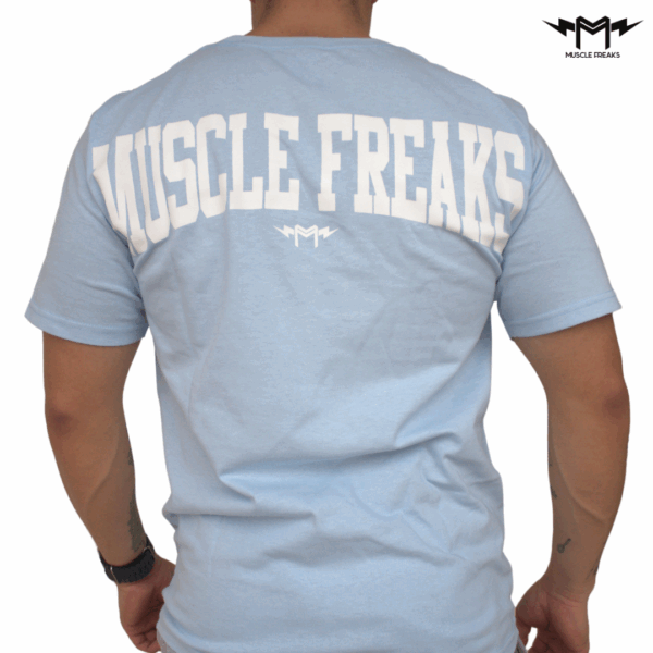 PLAYERA MUSCLE FREAKS BASIC AZUL CIELO - Imagen 2